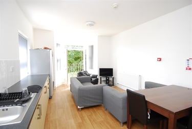 4 bed flat, 10 Lisson Grove, Mutley, Plymouth, PL47DN - Image 1